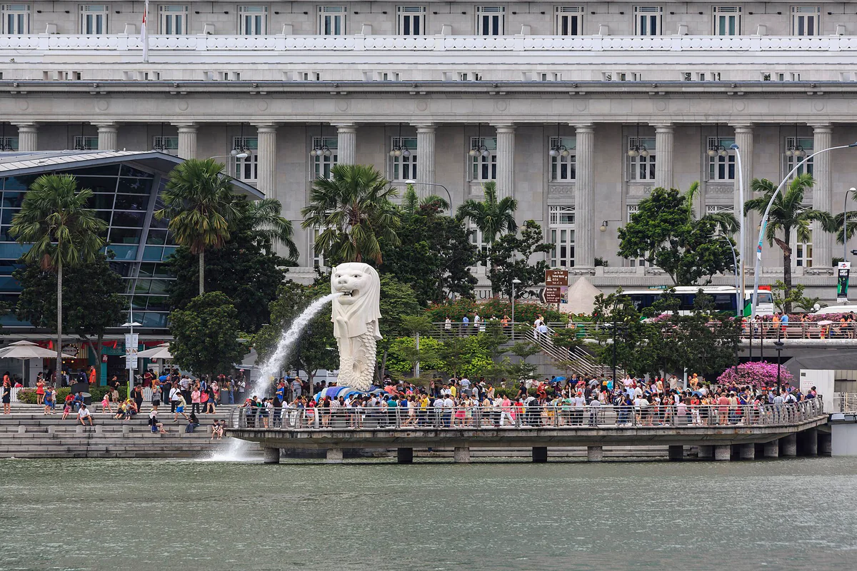 新加坡鱼尾狮公园与浮尔顿建筑群的日间景观