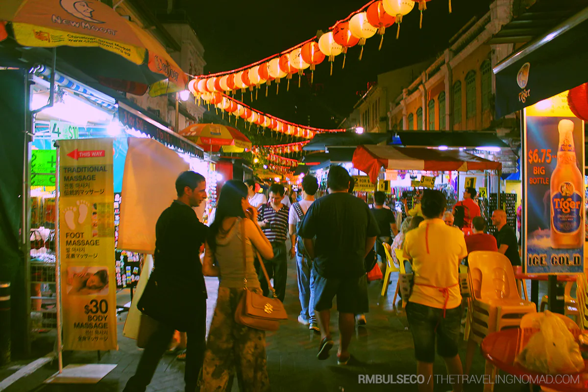 新加坡牛车水夜市的红灯笼与热闹夜间街景